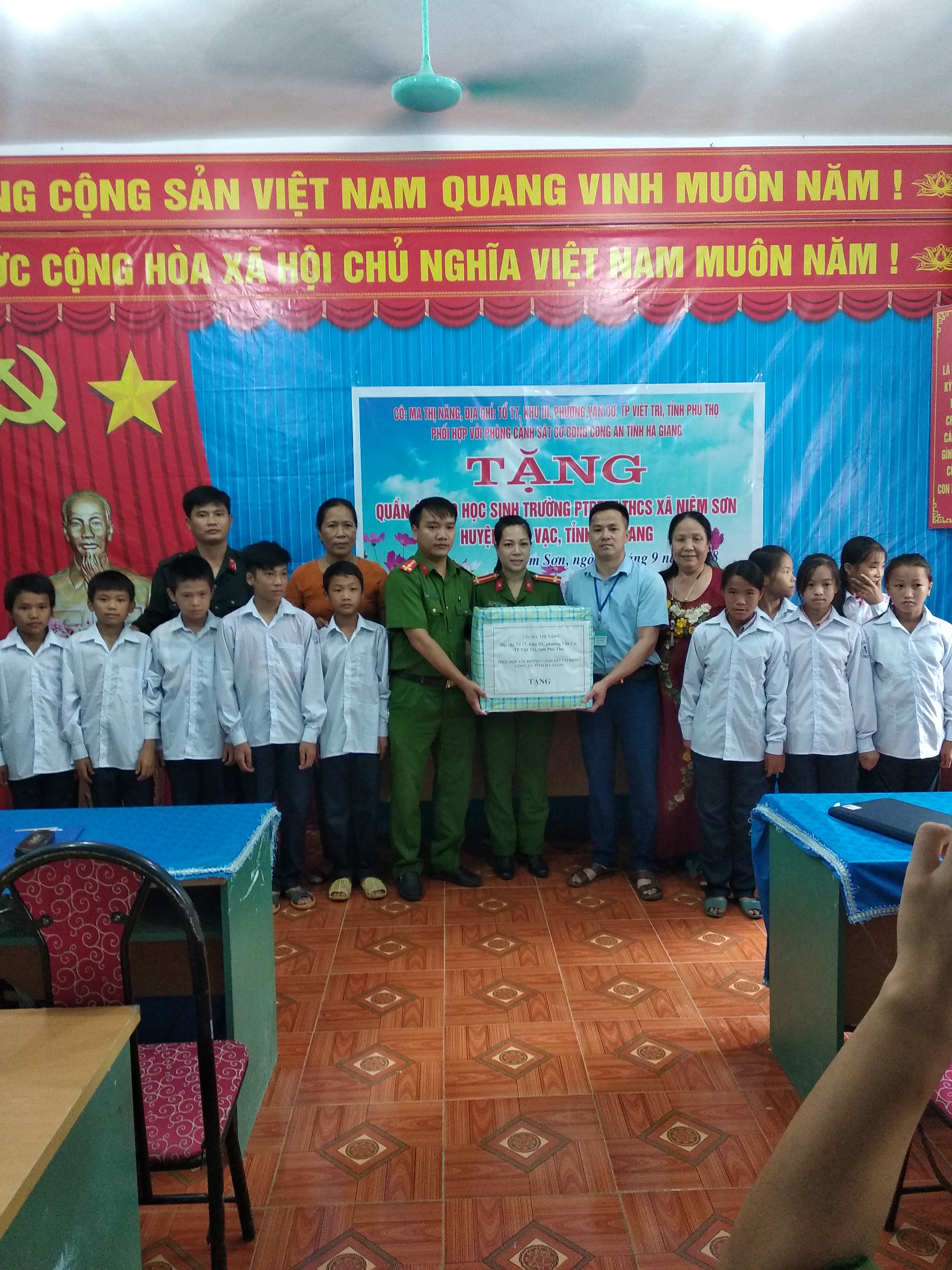 Tặng quần áo cho học sinh trường PTDTBT THCS xã Niêm Sơn